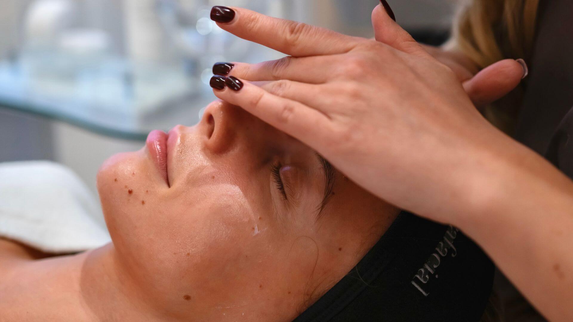 HydraFacial vs. Fotona 4D Lifting (2026): Glow teraz vs. dlhodobé ciele
