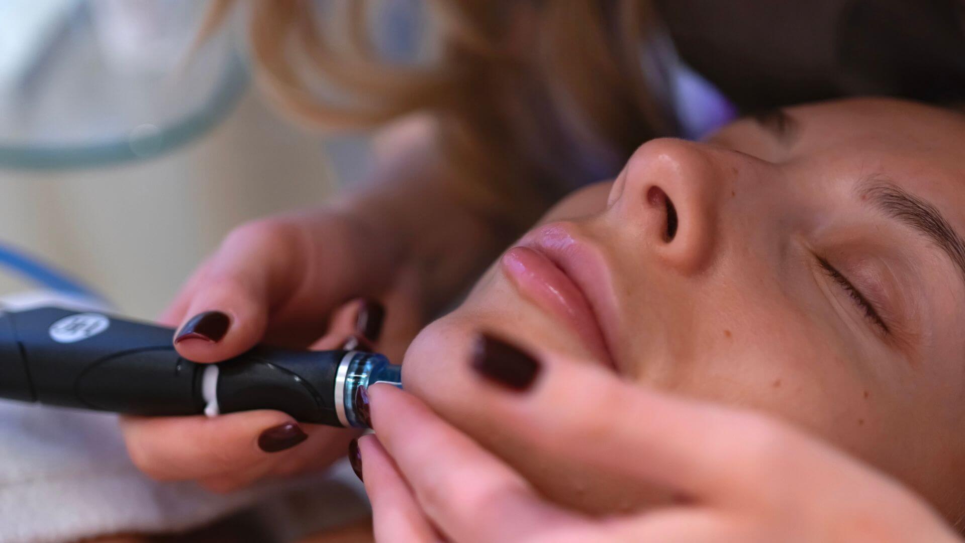 Okamžitý glow vs. remodelácia kolagénu: čo sa deje s tvojou pleťou počas každého ošetrenia